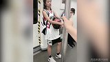 地铁上偶遇篮球美女！偷偷的多看了几眼