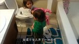 孩子上厕所掉进马桶里，父亲看到以后第一反应快录像