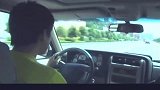 剧情：小伙急速飙车，被交警拦截，失意的他到处寻找吉他女孩