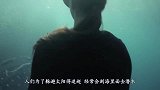 潜水员水下发现“异形生物”，游过去仔细一看，顿时心生疑惑！