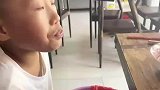 弟弟吃完石榴，给我表演豌豆射手
