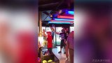 搞事情？红军球迷闯进巴萨商店 手拿“冠军奖杯”唱、跳、rap