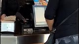 客人点了什么，让一脸严肃的小姐姐，露出了害羞的笑容
