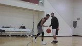 篮球-18年-特雷杨训练“库里”式运球，形似却不神似！-新闻