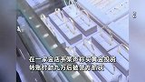 “土豪”金店花九万豪爽买黄金，买单后下秒被警察带走：这是赃款