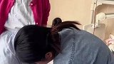 病房里温馨一幕，小女孩做手术前跟妈妈深情拥抱，她很勇敢没有恐惧