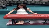 小姐姐古筝弹奏98K，一副很认真的样子