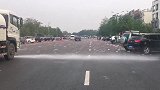 洒水车也能干起清洁车的活儿，满地垃圾，路过就能冲走