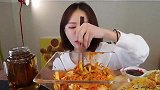 韩国美女挑战吃奶酪猪排饭，明明可以靠脸却非要靠吃