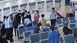 辽宁大连：办事大厅内男子突发心脏病，民警接力抢回一命