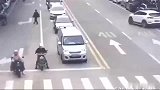 监控女司机闯红灯逆行，得知原因后，交警秒变代驾