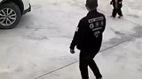 汽车突然发动，狗狗赶紧把小主人推开