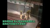 香港一42层在建高楼深夜起火波及周边，隔岸可见火光，去年也曾起火
