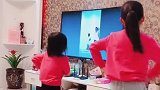 俩宝贝认真学舞的样子真好看