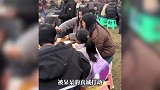 上千网友到重庆合川帮女孩杀猪，主厨直呼压力大