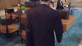 夜色总裁帮大忙，女主管送大闸蟹感谢，总裁一看婚戒却扭头就走
