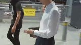 张翰身穿白色的衬衫短袖，颜色十分清新淡雅，造型也十分简约出众