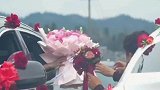 新人婚车碰面新娘交换手捧花