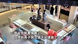 男子金店试戴金项链照完镜子后拔腿就跑，2店员惊慌追赶：已报警