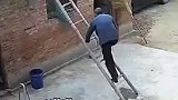 梯子突然滑倒老人不慎从屋顶摔下