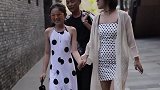 潮人从小就潮，后面的大哥抢镜啦