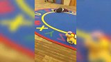 1岁宝宝刚学会走路超兴奋，摔跤的样子萌翻了