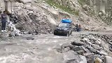 在极端危险的道路上行驶,这司机真是拿着生命在驾驶啊