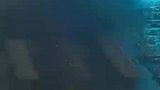 雨天火车纸箱散落一地，警民联手清理路障保畅通
