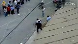 小偷偷车被逮被打
