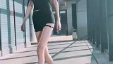 美女短裤这样穿就是有范儿，不是长腿的美女肯定驾驭不了