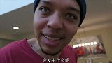 小哥钻进玩偶熊中，玩偶熊突然动了，女朋友看到后会怎么样