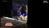 WWE-17年-SmackDown第936期：后台视角观看乌索兄弟偷袭新希望组合-花絮