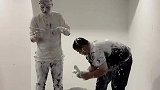 原来天花板是这样刮的