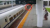 动车关门时强冲下车被卡 广西多名旅客被罚