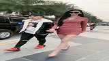 小伙子真有福气，女友的大长腿让人羡慕