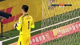 法图斯鬼魅跑位真狡猾 冲顶头球擦着立柱飞出底线