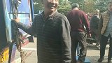 100斤的狗装铁笼全过程，俩壮汉使劲全身力，这会铁夹已无济于事