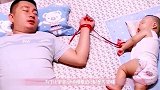 哄孩子睡觉时，遇到这种情况一动不能动，动就完了，这一幕笑疯了
