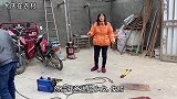 爷爷做了一个小玩意，孙子拿着耍的很开心，这可是我们童年回忆啊