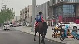 路上偶遇小朋友骑马放学回家，这童年太让人羡慕了
