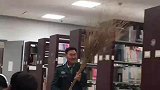 学校图书馆内飞进来了虫子，保安大叔来帮忙打虫子
