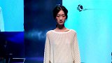 姜黄无袖蕾丝边上衣，纯丝纱飘逸底裙，尖头跟鞋使其焕发色彩