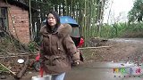 母亲思念远嫁的女儿上门看望，谁知开门的人却不是女儿