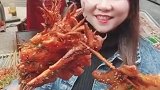 超级有食欲的大鱿鱼，小姐姐上来就撸着吃，真让人垂涎欲滴