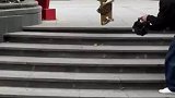 男孩玩滑板多次尝试从楼梯向