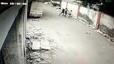 印度：街头一堵四米高的墙突然倒塌，三名行人死里逃生