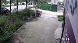 行车不规范，亲人两行泪，监控拍下惨烈的一幕！