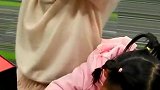 陪着女儿写作业