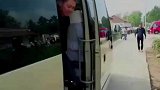 如今功成名就，衣锦还乡与兄弟们谈论往事