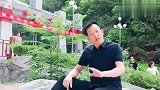 大叔学唱豫剧《赵铁贤哭妻》，表演惟妙惟肖，唱得真有味道